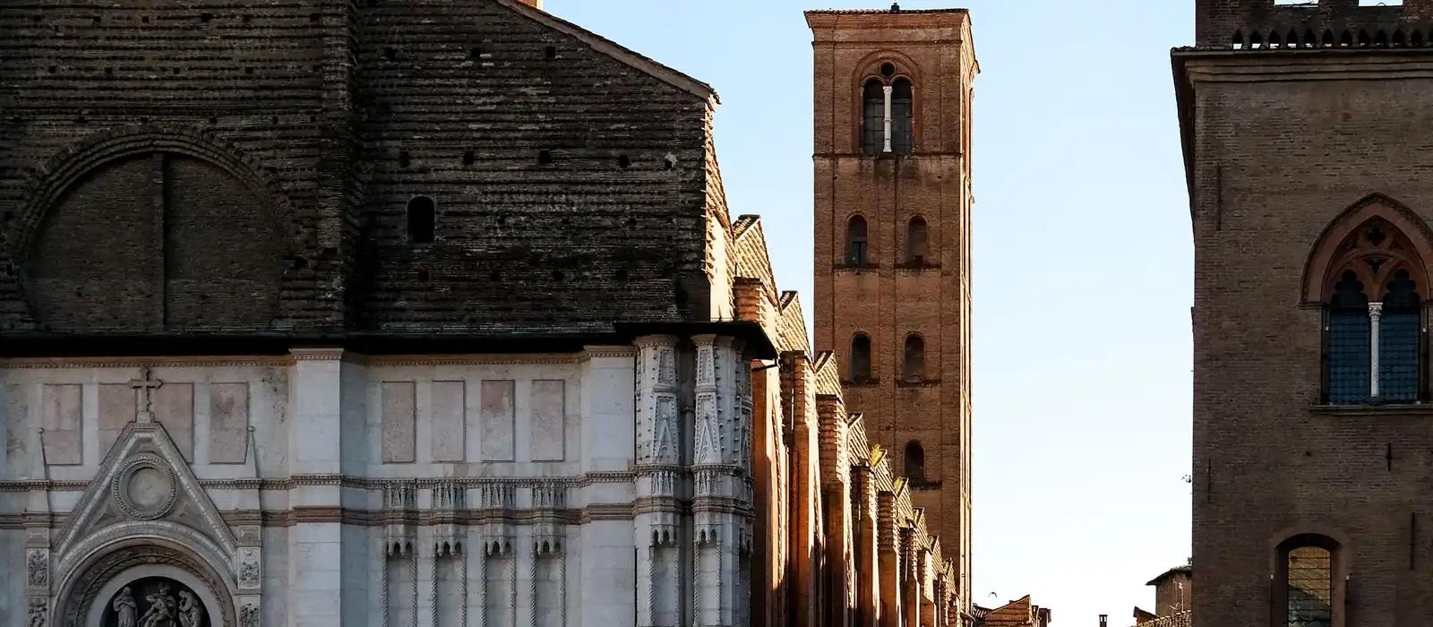 Bologna'da San Petronio Bazilikası ve Piazza Maggiore çevresindeki tarihi tuğla yapılar