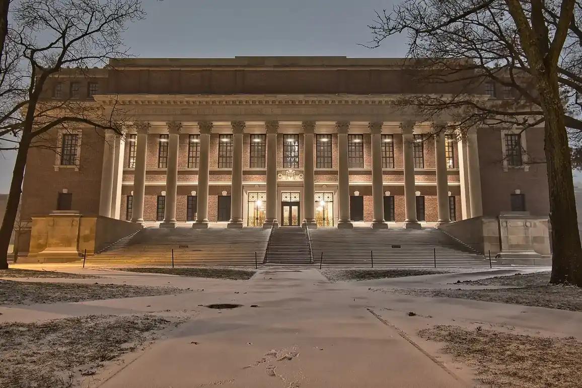 Harvard Üniversitesi'nde Widener Kütüphanesi'nin önündeki merdivenler (ABD)