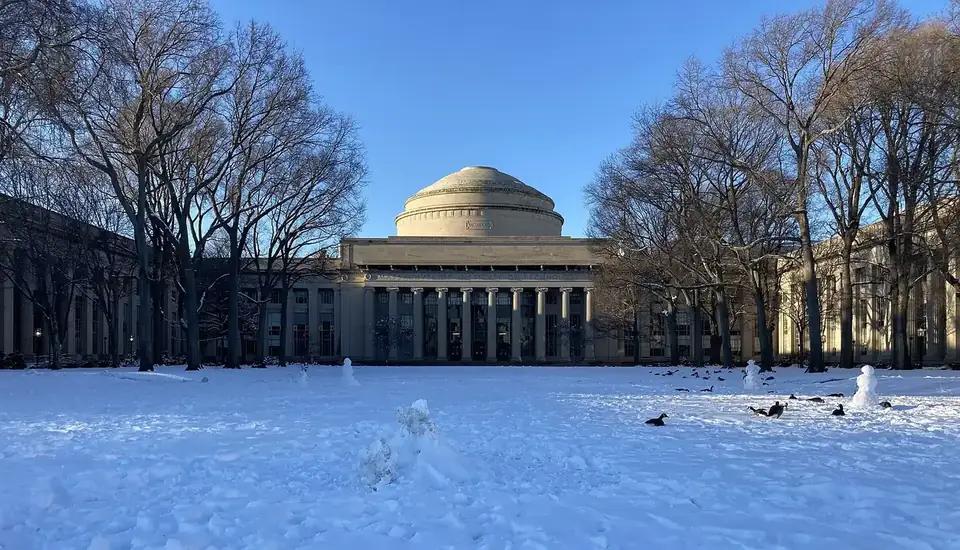 MIT kampüsünde Great Dome ve Killian Court (ABD)