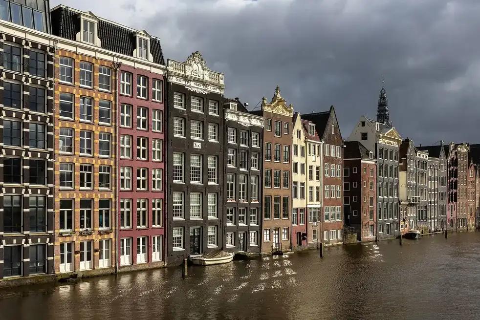 Amsterdam kanalları ve tarihi evleri (Hollanda)