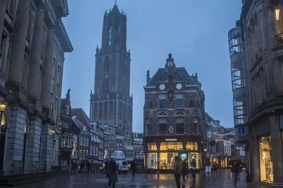 Utrecht'te Dom Kulesi ve kanal (Hollanda)