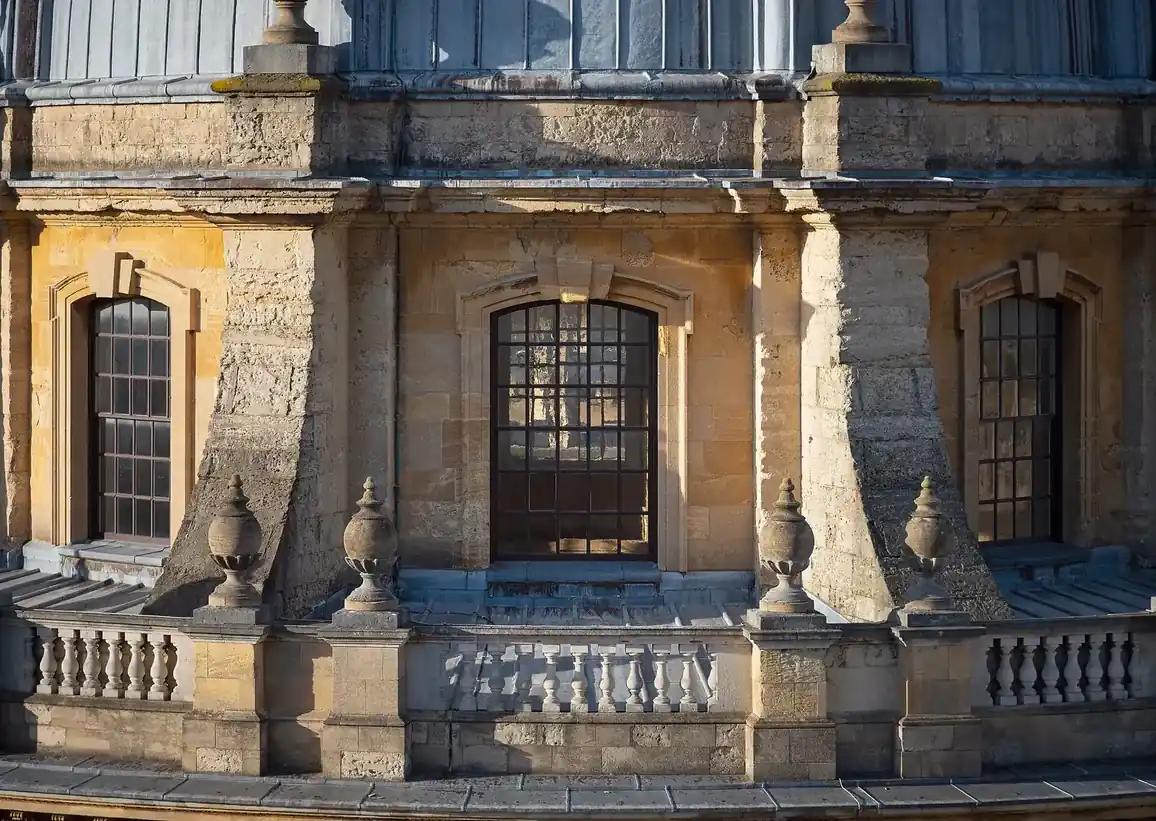 Oxford'da Radcliffe Camera ve çevresindeki tarihi üniversite binaları (İngiltere)
