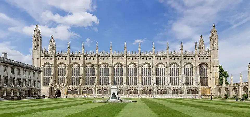 Cambridge'de King's College Şapeli ve kampüs çimenliği (İngiltere)