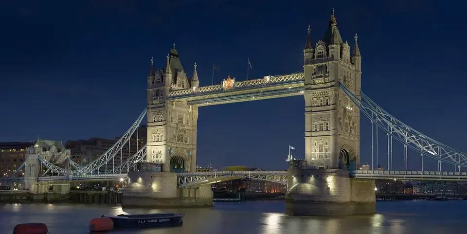 Londra'da Thames Nehri üzerinde Tower Bridge (İngiltere)