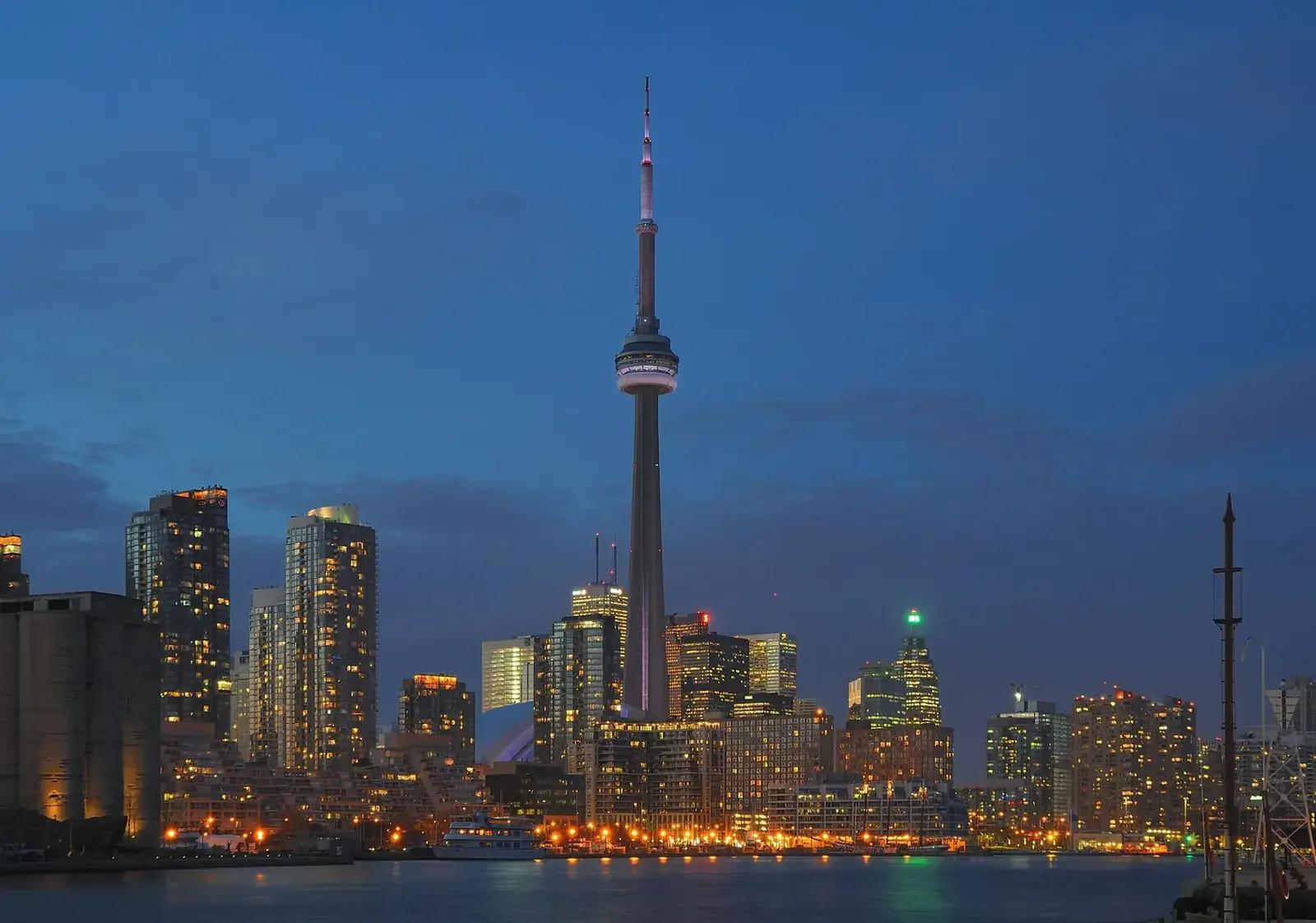 Toronto silueti ve CN Tower (Kanada)