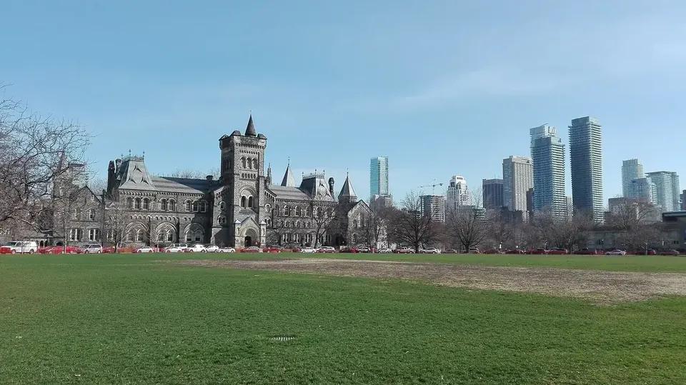 Toronto Üniversitesi'nde University College binası (Kanada)