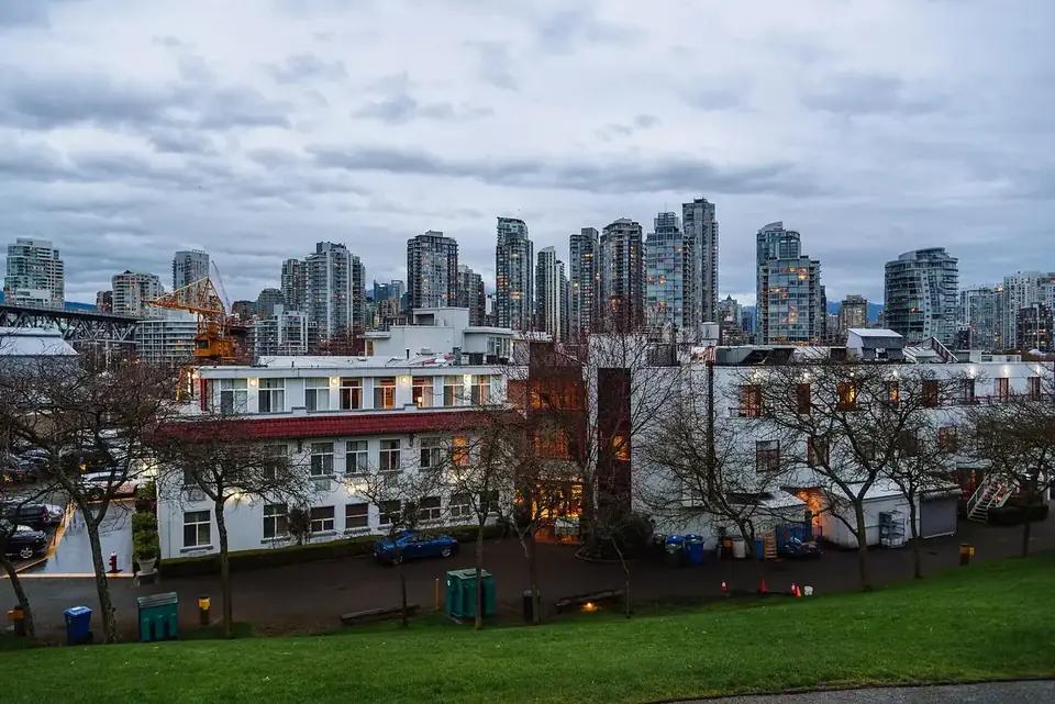 Vancouver şehir silueti ve dağlar (Kanada)
