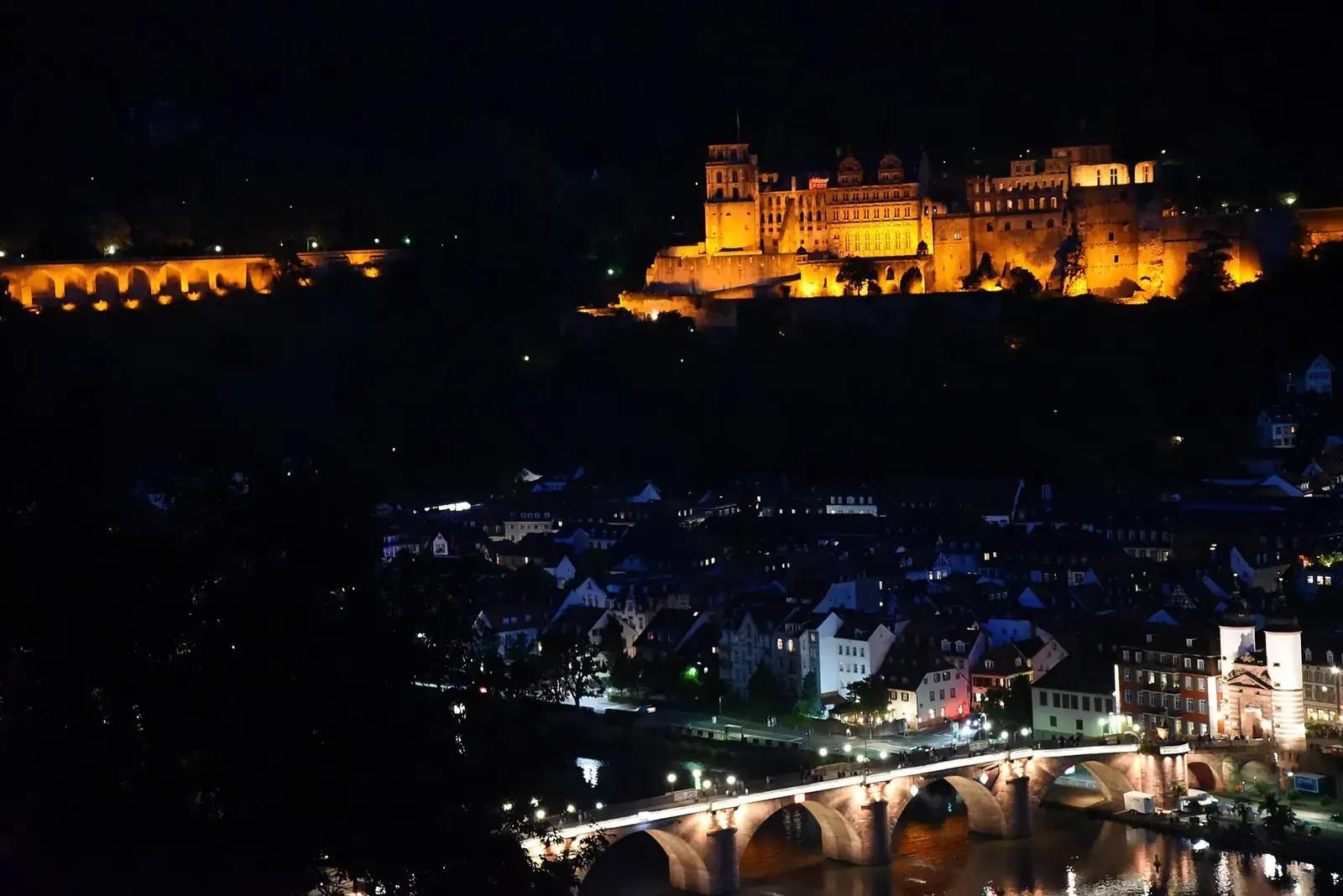 Heidelberg'de Eski Köprü ve şato (Almanya)