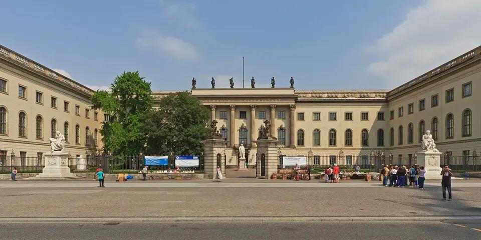 Berlin'de Humboldt Üniversitesi ana binası (Almanya)