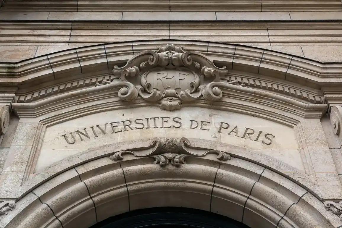 Paris'te Sorbonne Üniversitesi'nin tarihi binası (Fransa)