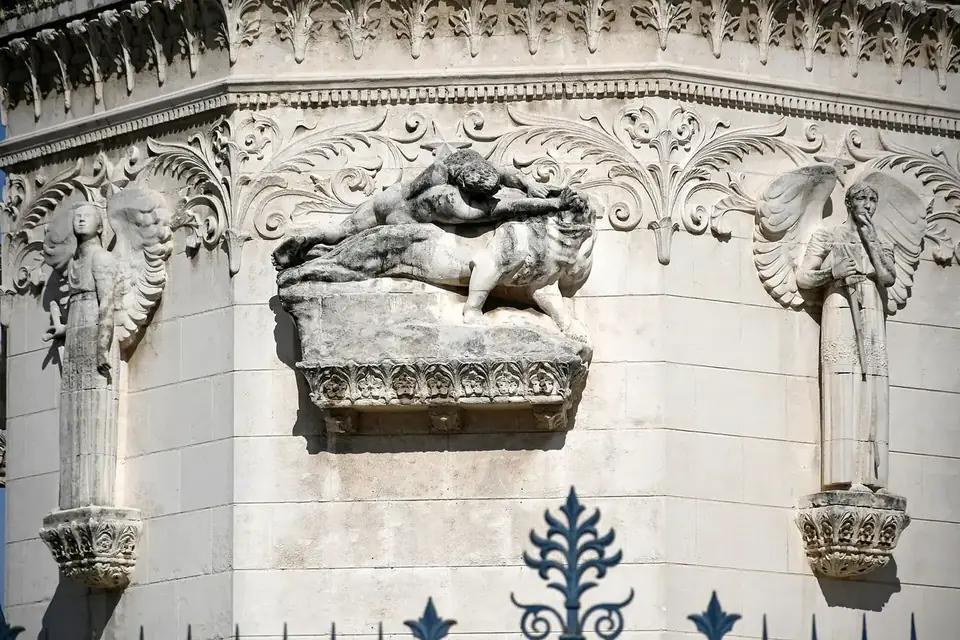 Lyon'da Fourvière Bazilikası ve şehir manzarası (Fransa)