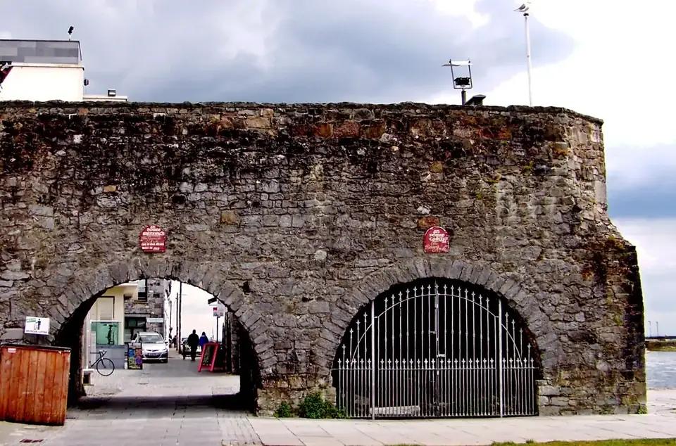 Galway'de Spanish Arch ve nehir kıyısı (İrlanda)