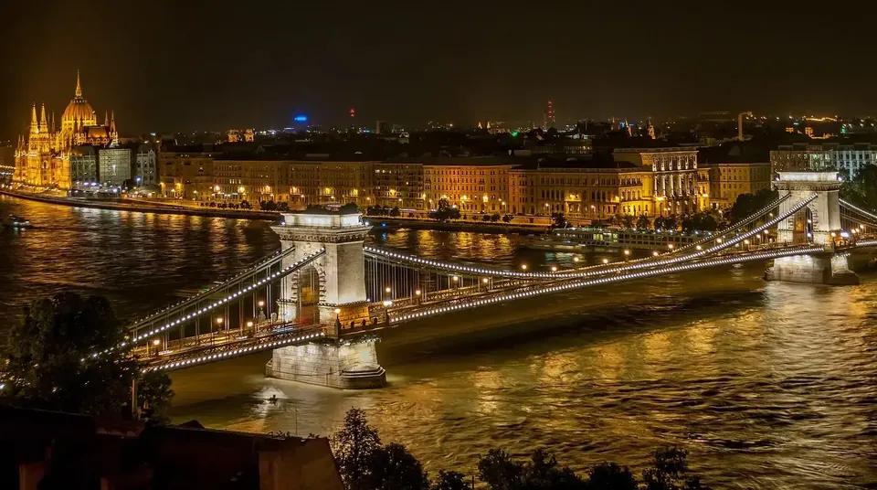 Budapeşte'de Tuna Nehri üzerinde Zincirli Köprü (Macaristan)